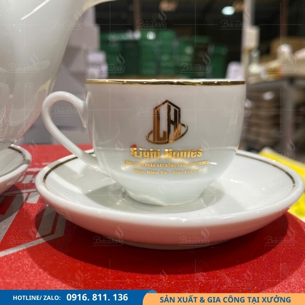 bo-am-chen-bat-trang-ve-vang-logo-doanh-nghiep bộ ấm chén bát tràng vẽ vàng logo doanh nghiệp