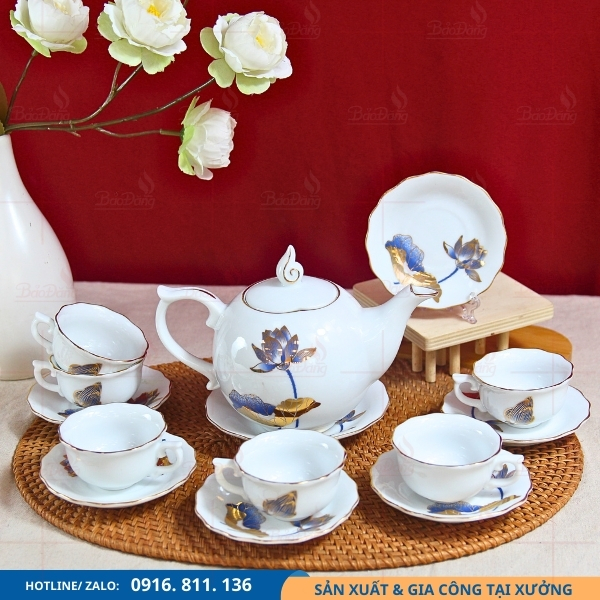 bộ ấm chén hoa sen kẻ chỉ vàng mẫu đơn đẹp sang trọng