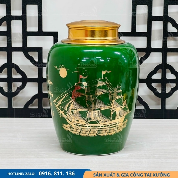 lo-dung-tra-bat-trang-ve-vang-thuan-buom-xuoi-gio-dang-tru Hũ đựng trà bát tràng vẽ vàng thuận buồm xuôi gió dáng trụ