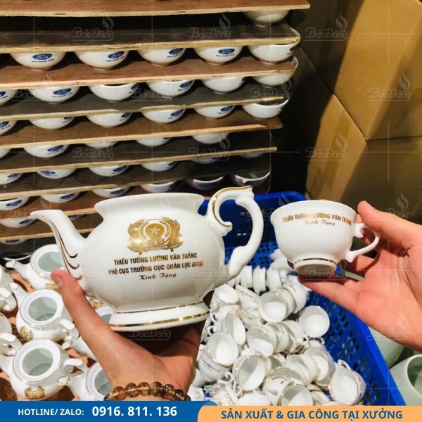 qua-tang-bo-am-chen-cong-an quà tặng bộ ấm chén công an