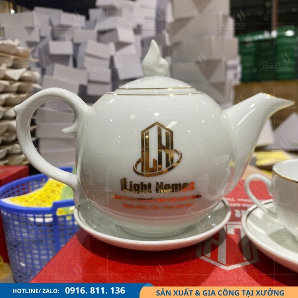 qua-tang-bo-am-chen-ve-vang-logo-cong-ty quà tặng bộ ấm chén vẽ vàng logo công ty
