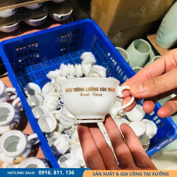 qua-tang-can-bo-cong-an-bat-trang quà tặng cán bộ công an ấm chén bát tràng