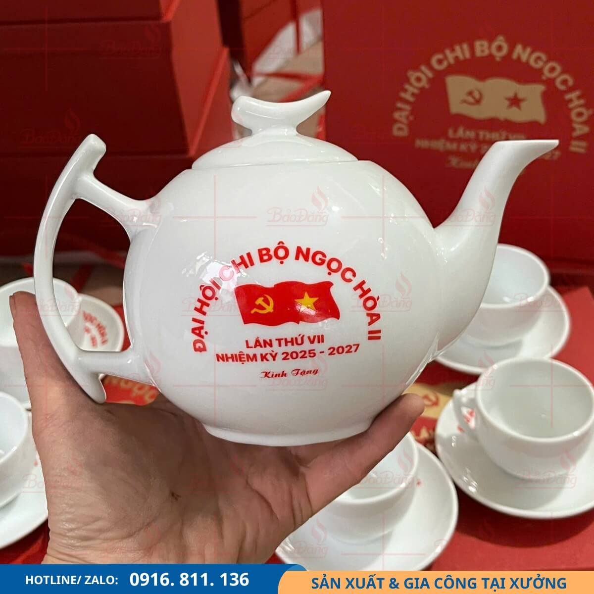 am-chen-in-logo-dang-bo-mau-trang-ke-vien-vang ấm chén in logo đảng bộ màu trắng Bát Tràng