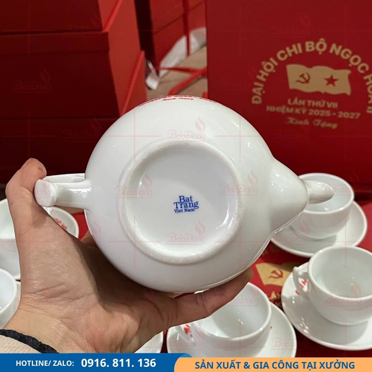 quà tặng đại hội đảng bộ ấm chén gốm sứ