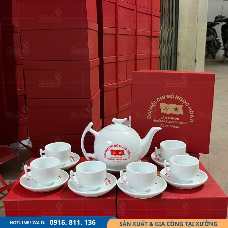 quà tặng đại hội đảng in logo trên ấm chén