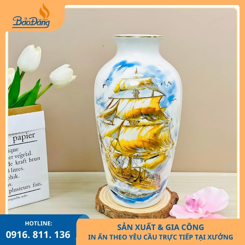Bình hoa họa tiết Thuận Buồm Xuôi Gió mang ý nghĩa may mắn.