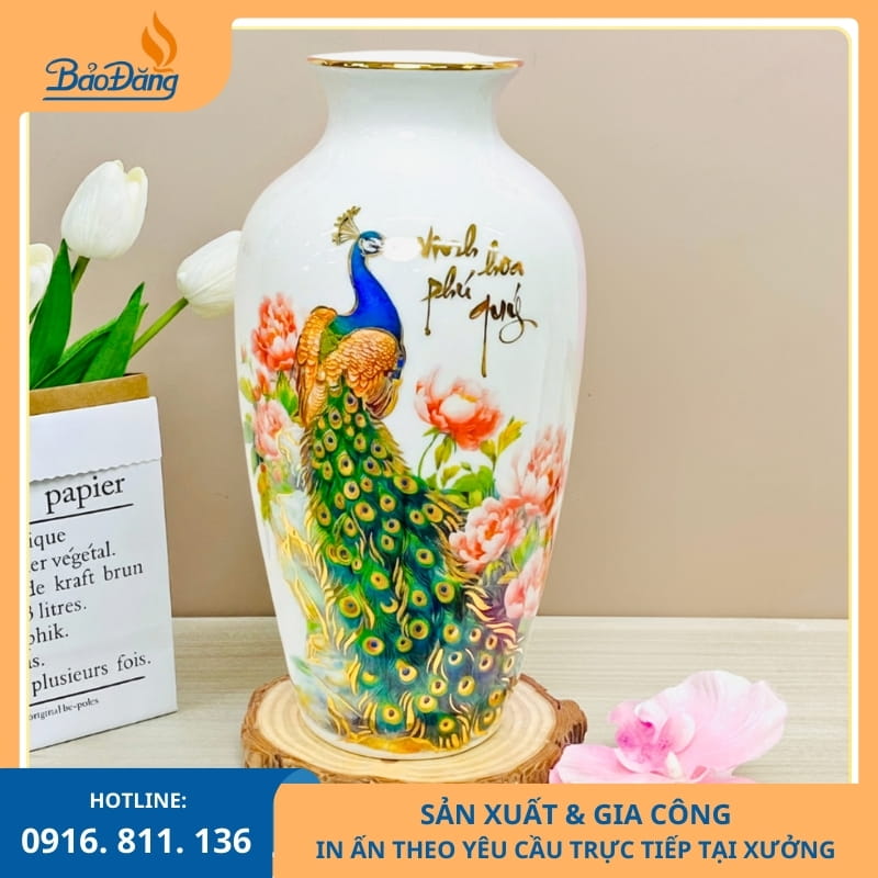 bình hoa sứ cao cấp họa tiết chim công và đường chỉ vàng nổi bật