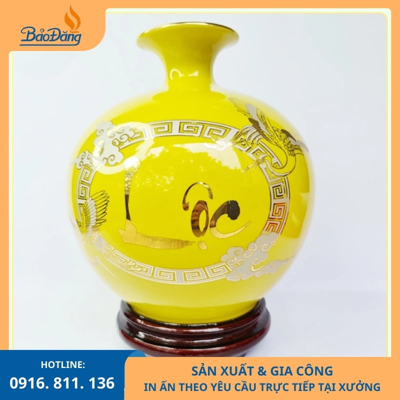 Bình hút lộc chữ Lộc vẽ vàng mang ý nghĩa tài lộc và may mắn.