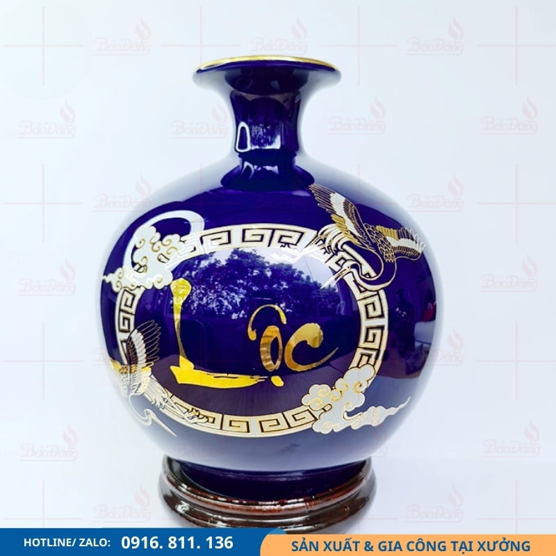 Bình hút lộc xanh dương chữ Lộc vẽ vàng Bình hút lộc xanh dương chữ Lộc vẽ vàng tinh tế.