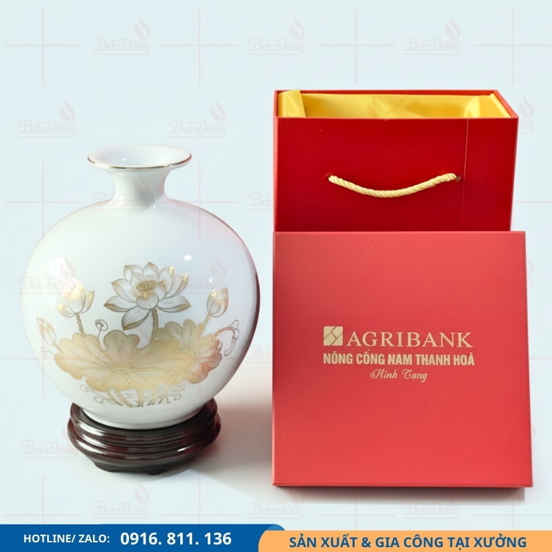 Bình sứ hút lộc hoa sen in logo Agribank sang trọng Bình sứ hút lộc hoa sen in logo Agribank sang trọng.