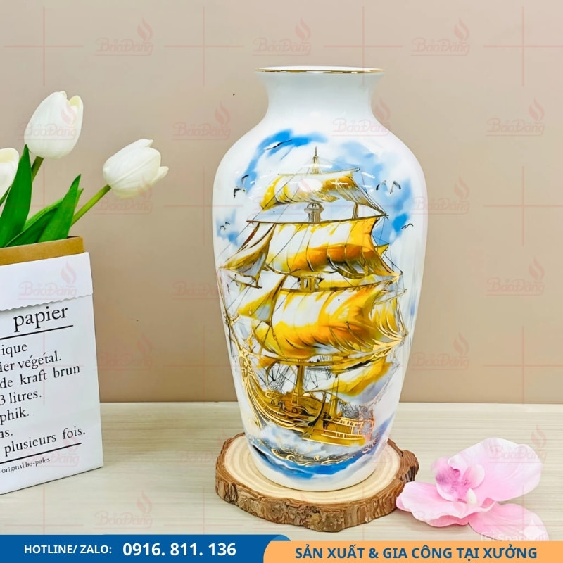 Bình sứ Thuận Buồm Xuôi Gió trang trí sang trọng Bình sứ họa tiết Thuận Buồm Xuôi Gió dùng trang trí không gian sang trọng.