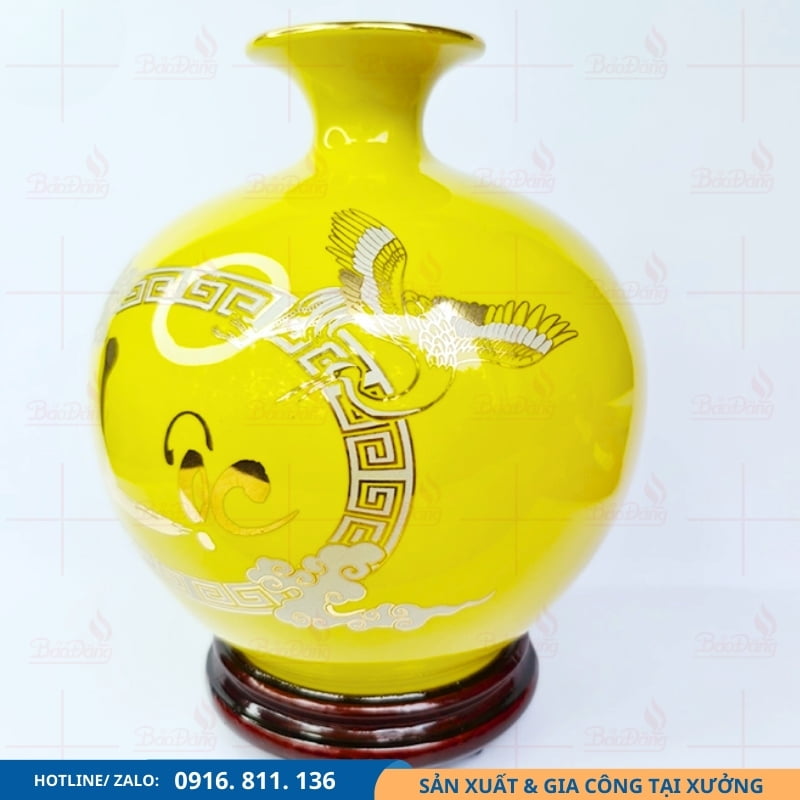 Bình sứ màu vàng chữ Lộc vẽ vàng Bình sứ màu vàng chữ Lộc vẽ vàng nổi bật.
