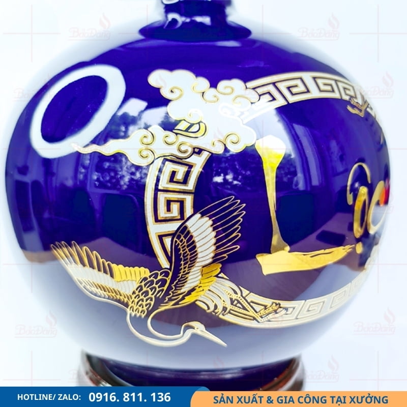 Bình sứ xanh dương chữ Lộc vẽ vàng sang trọng Bình sứ xanh dương chữ Lộc vẽ vàng nổi bật.