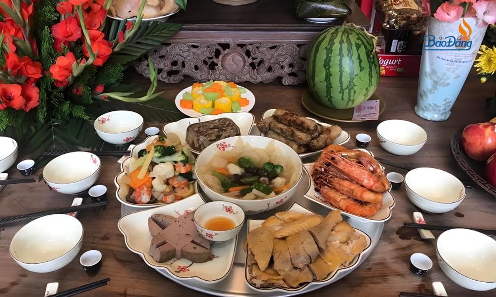 Bộ bát đĩa hoa mặt trời là dòng sản phẩm gốm sứ Bát Tràng có thiết kế lấy cảm hứng từ hình ảnh mặt trời tỏa sáng