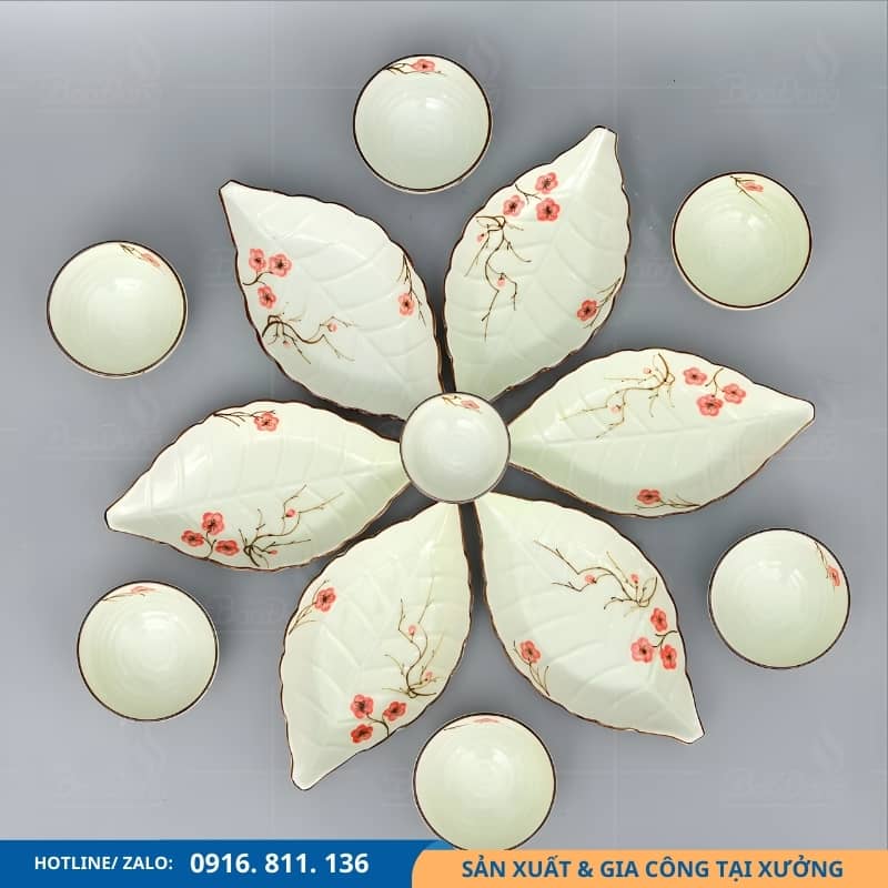 Bộ bát đĩa hoa mặt trời dáng lá gân kết hợp cùng họa tiết đào đỏ truyền thống