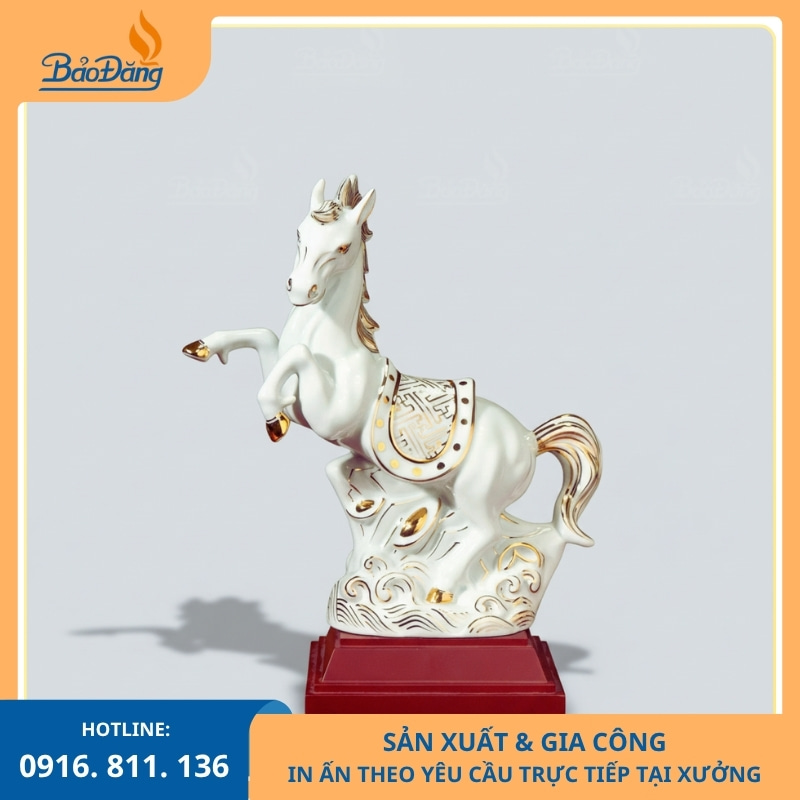 Linh Vật Ngựa Phong Thủy Màu Trắng Vẽ Vàng Cao Cấp