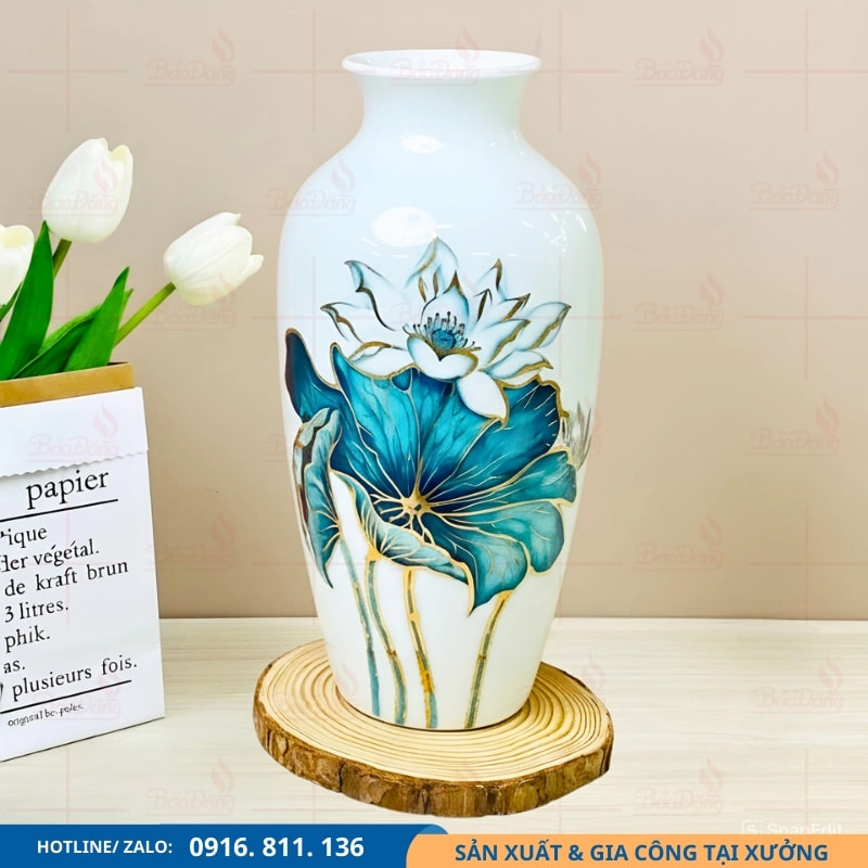 lo-hoa-su-hoa-sen-xanh-cao-cap-ke-chi-vang Bình hoa sứ họa tiết hoa sen xanh nổi bật với họa tiết sắc nét, điểm vẽ viền vàng quanh hoa sen xanh.