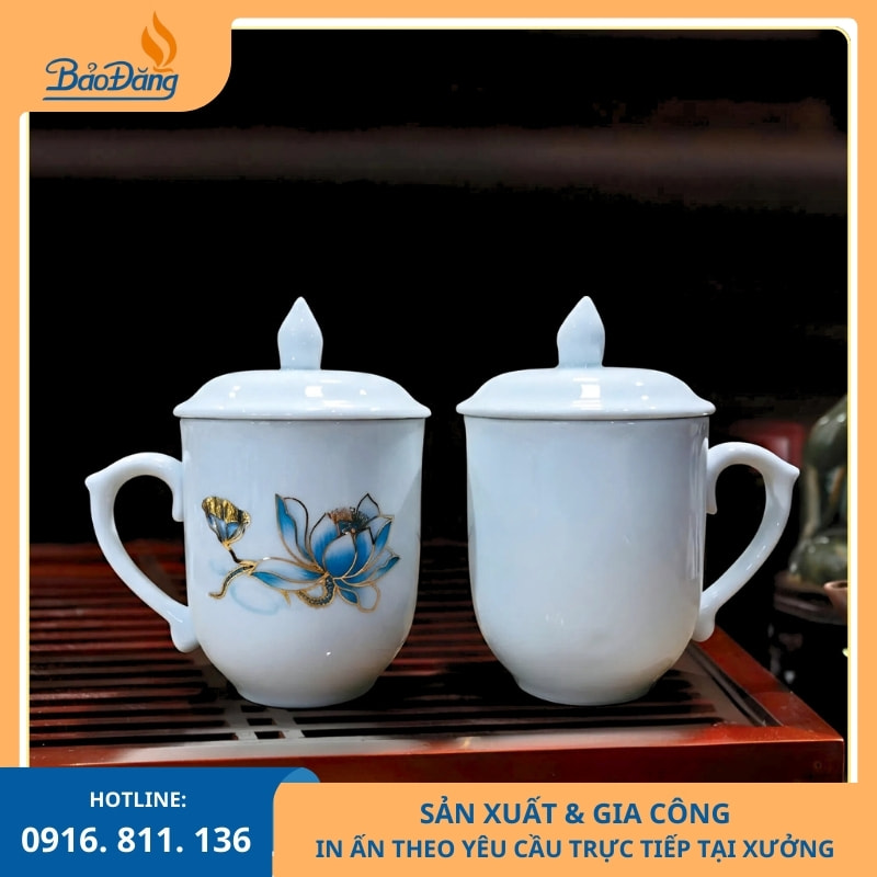 Ly sứ có nắp hoa sen xanh giá rẻ, thiết kế trang nhã và dễ sử dụng.