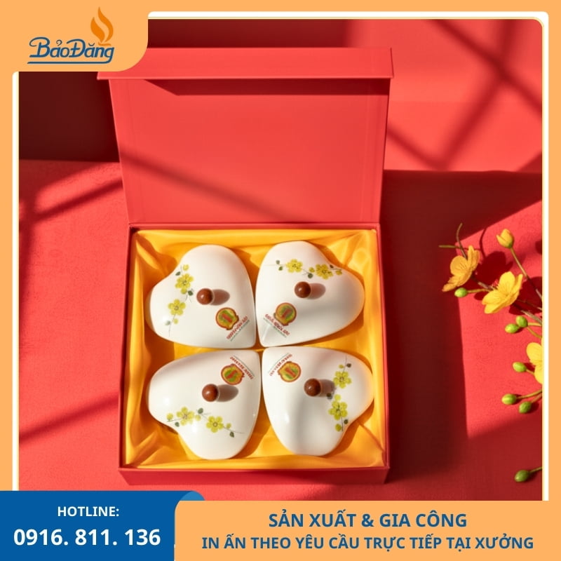 Set 4 hũ mứt sứ hình trái tim in logo làm quà Tết độc đáo.