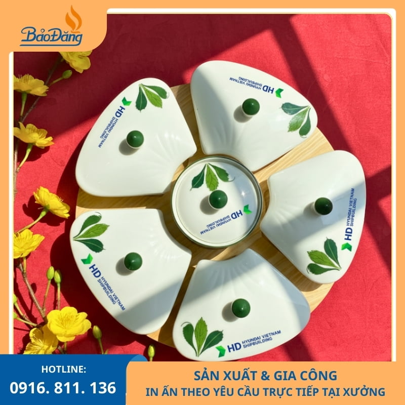 Set 5 hũ đựng mứt sứ in logo thích hợp làm quà tặng Tết.