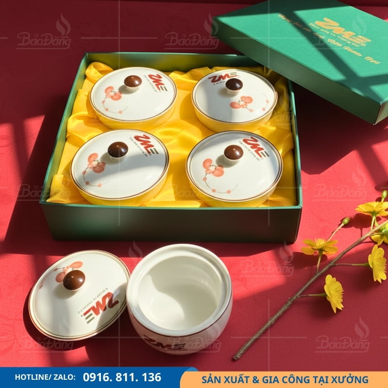 Set khay bánh kẹo sứ in logo quà Tết khách hàng Set khay bánh kẹo sứ in logo, mẫu quà Tết được nhiều doanh nghiệp ưa chuộng.