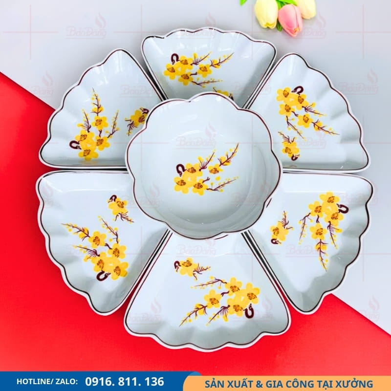 Bát đĩa hoa mặt trời họa tiết hoa mai truyền thống Bát đĩa hoa mặt trời họa tiết hoa mai mang nét truyền thống.