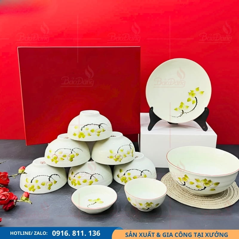 Bát đĩa Bát Tràng trang trí sen vàng Bát đĩa sen vàng Bát Tràng, gốm sứ sang trọng