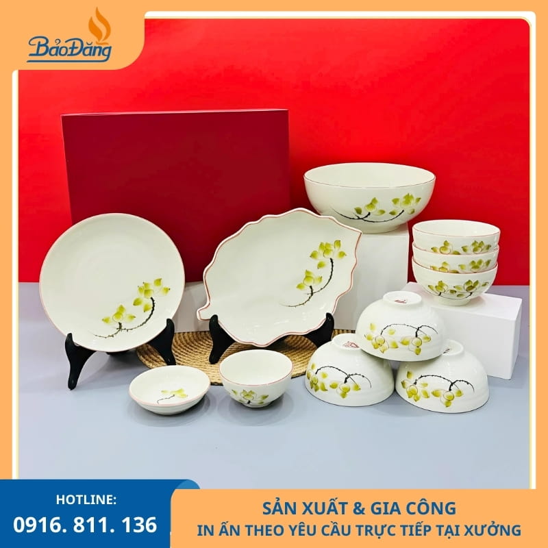 Bộ bát đĩa Bát Tràng sen vàng, hoạ tiết nổi bật