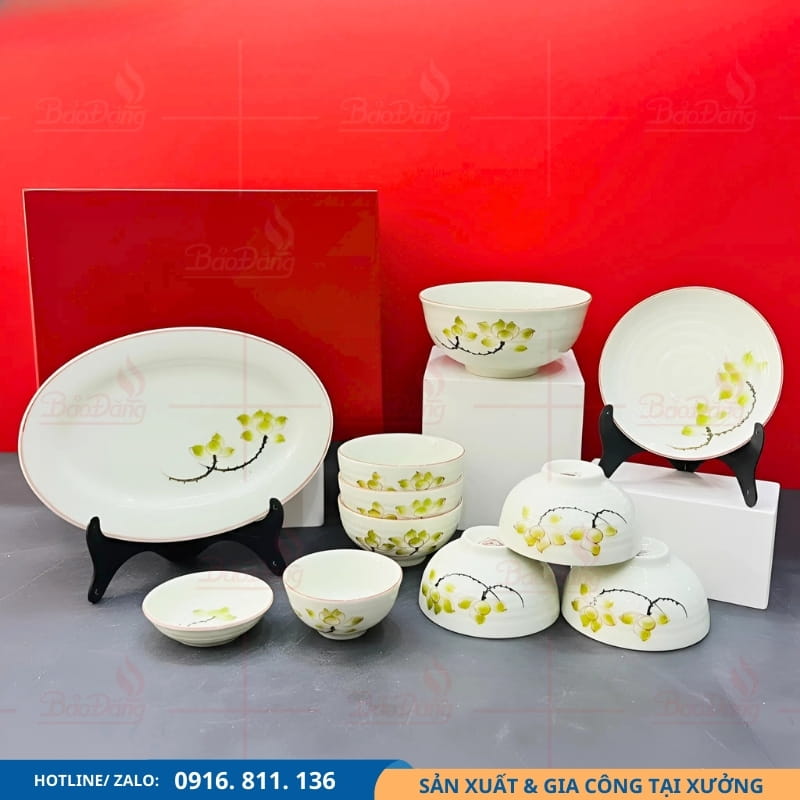 Bộ bát đĩa Bát Tràng họa tiết sen vàng Bộ bát đĩa sen vàng Bát Tràng dùng làm quà tặng cao cấp