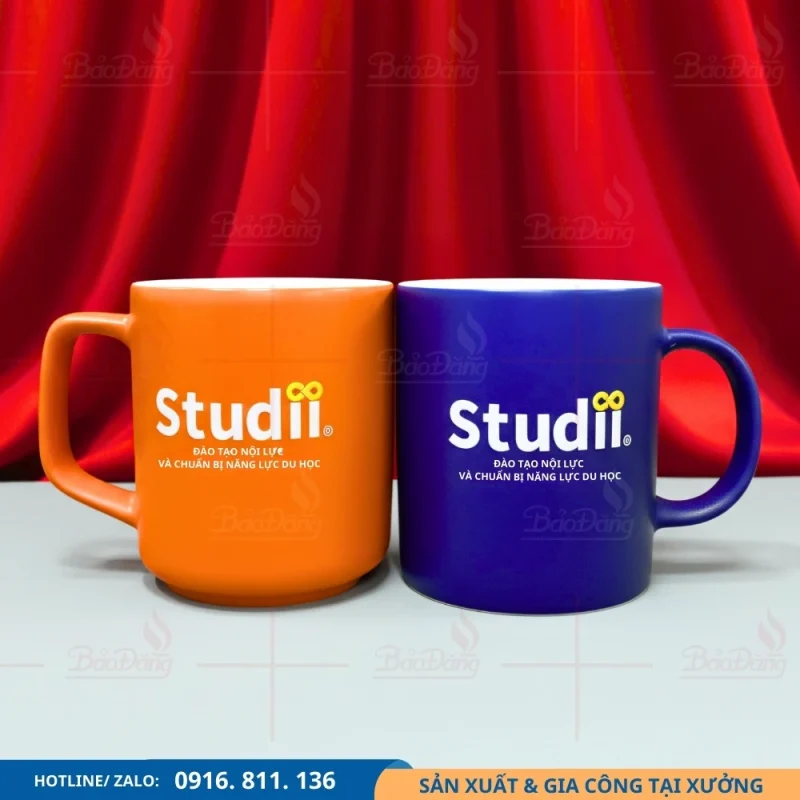 Cặp ly sứ cam xanh in logo trung tâm du học