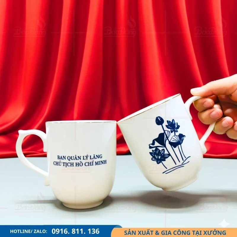 Cốc sứ hoa sen dùng làm quà lưu niệm cho khách mời và đại biểu