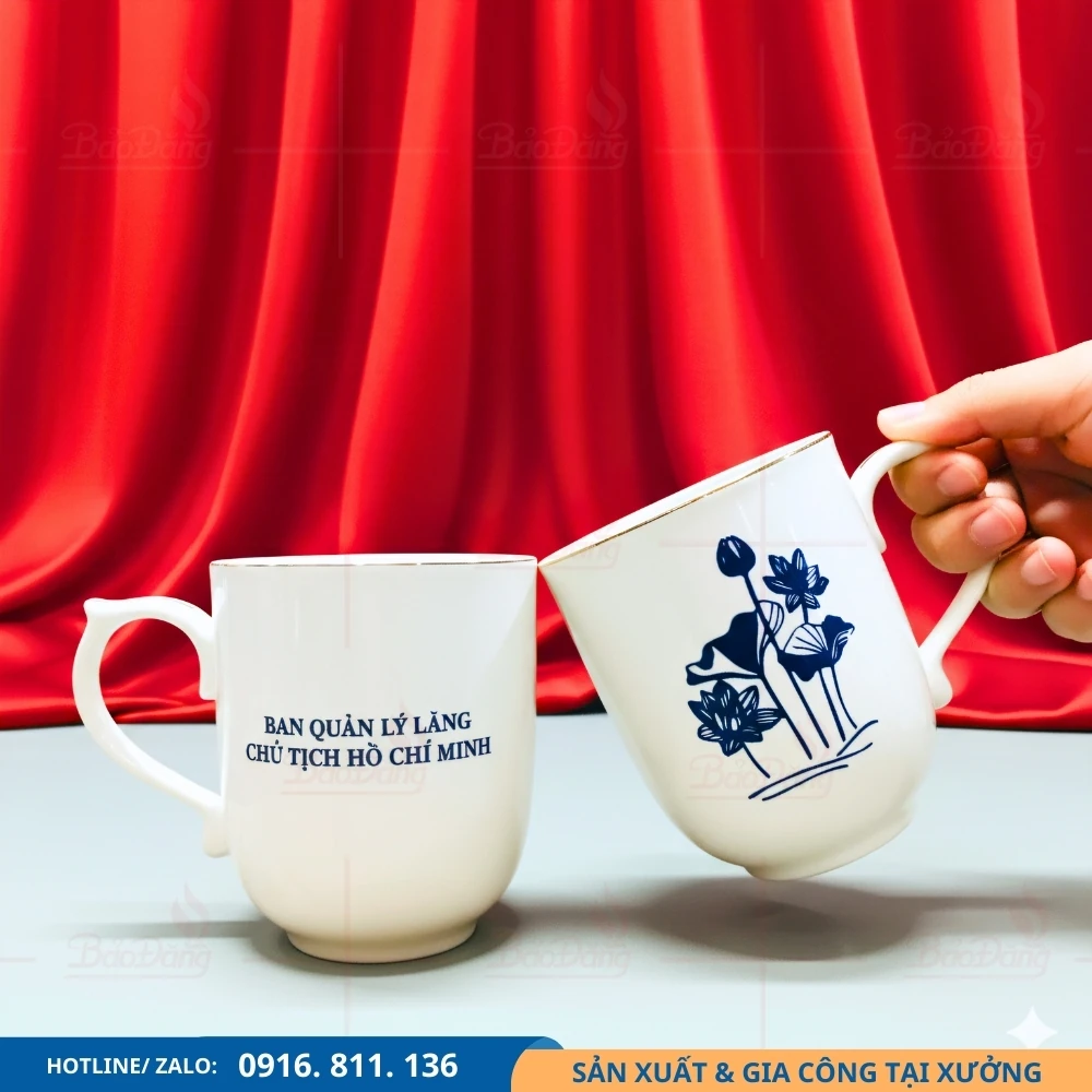 Cốc sứ hoa sen dùng làm quà lưu niệm cho khách mời và đại biể Cốc sứ hoa sen dùng làm quà lưu niệm cho khách mời và đại biểu