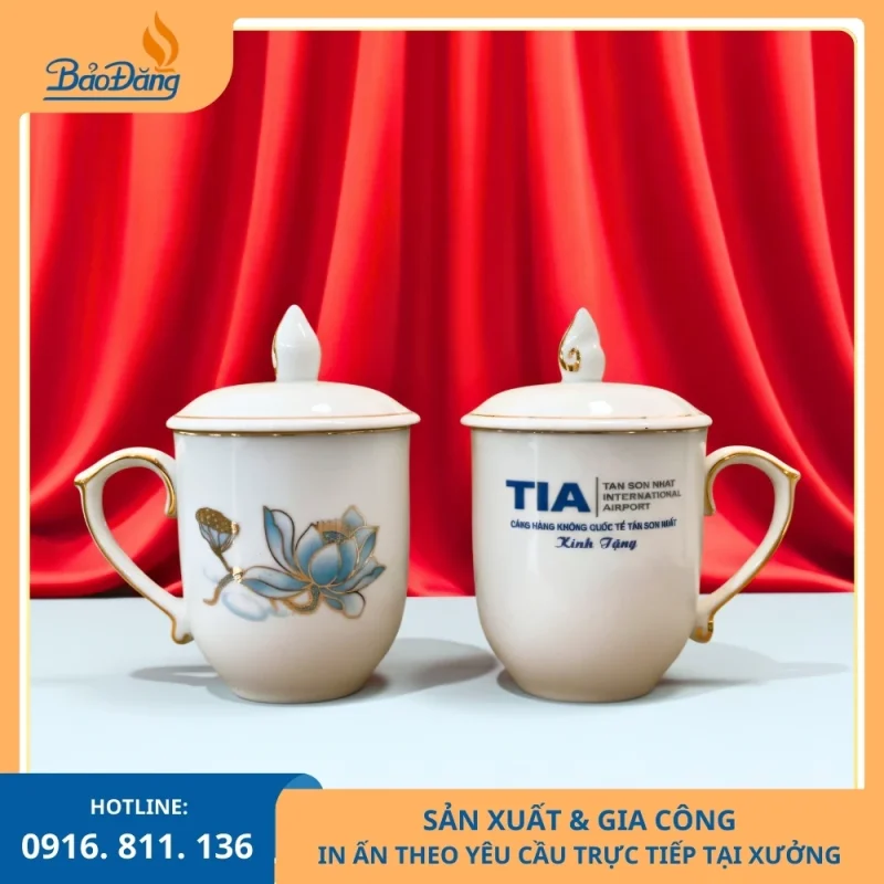 Cốc sứ nắp lửa in logo sân bay dùng làm quà tặng sự kiện