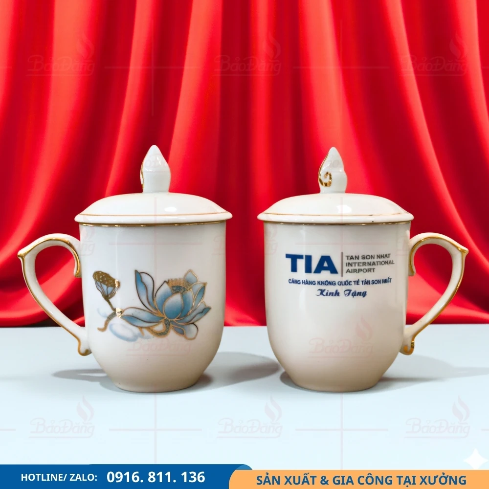 Cốc sứ nắp lửa in logo làm quà Cốc sứ nắp lửa in logo sân bay phù hợp quà tặng thương hiệu
