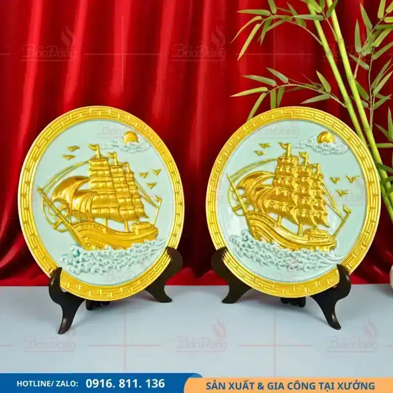 Đĩa sứ trưng bày Thuận buồm dát vàng theo yêu cầu in ấn
