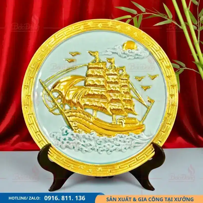 Đĩa lưu niệm họa tiết thuyền buồm được dát vàng