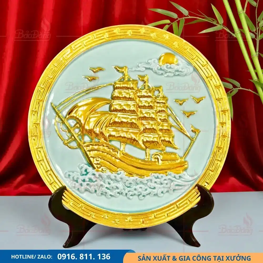 Đĩa lưu niệm thuyền buồm dát vàng Đĩa lưu niệm họa tiết thuyền buồm được dát vàng