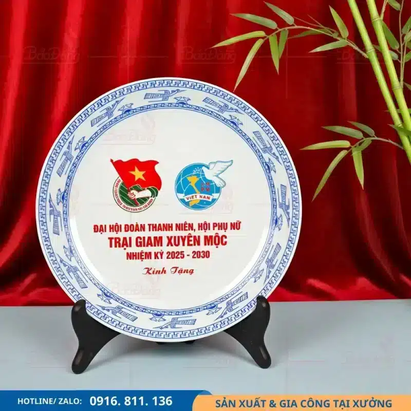 Đĩa trưng bày thiết kế theo nhận diện chương trình Hội thanh niên