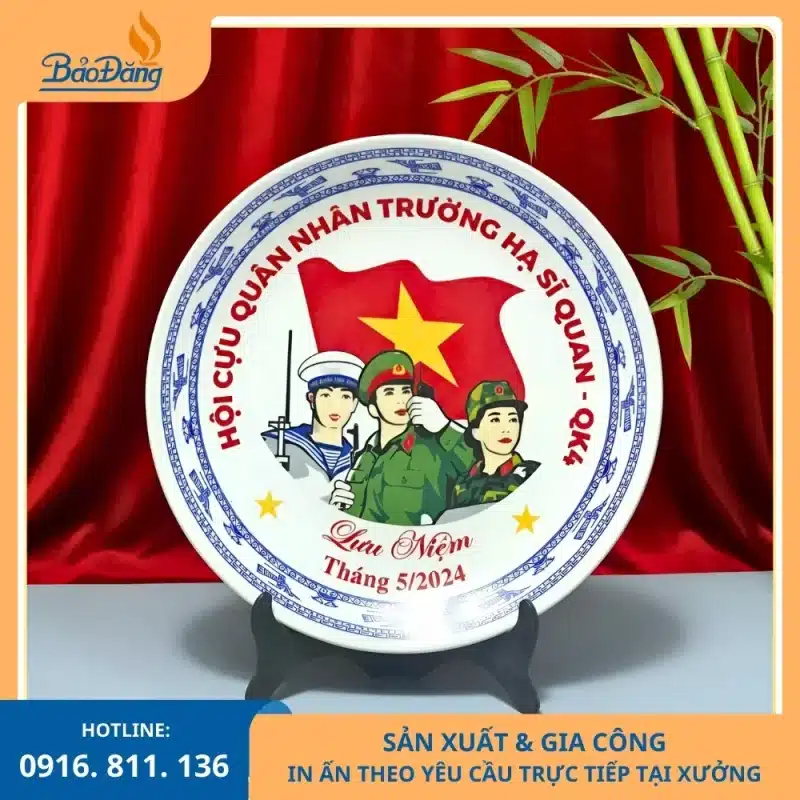 Đĩa trưng bày lưu niệm dùng cho chương trình của trường hạ sĩ quan