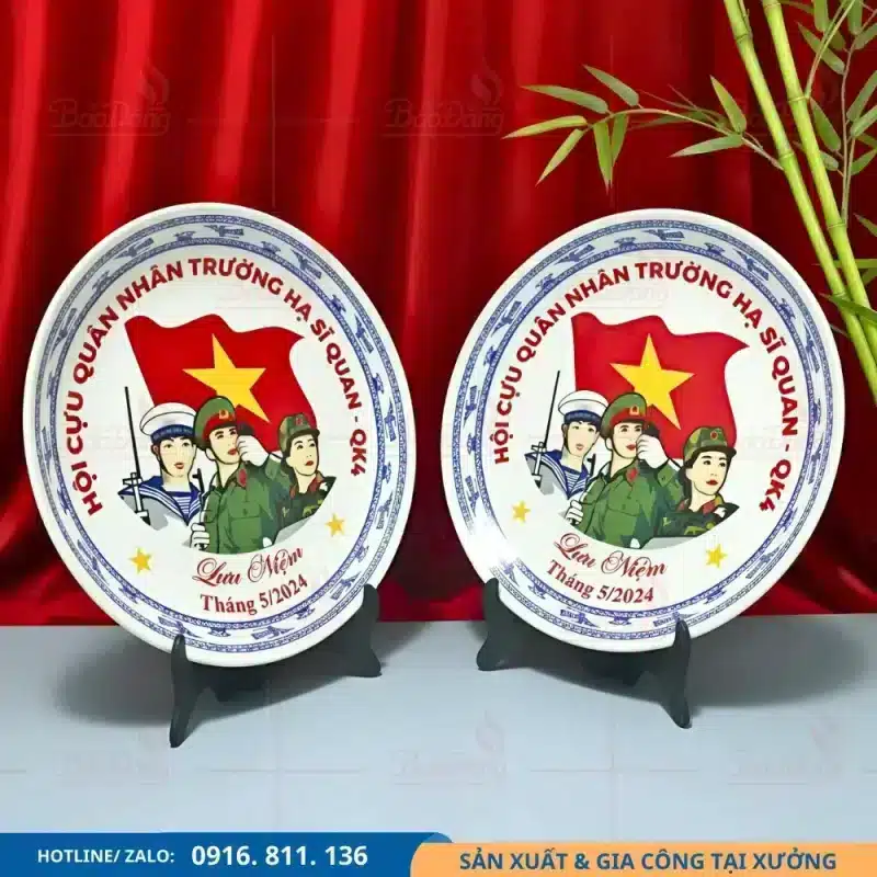 Đĩa trưng bày làm quà tặng cho cán bộ và khách mời của trường hạ sĩ quan
