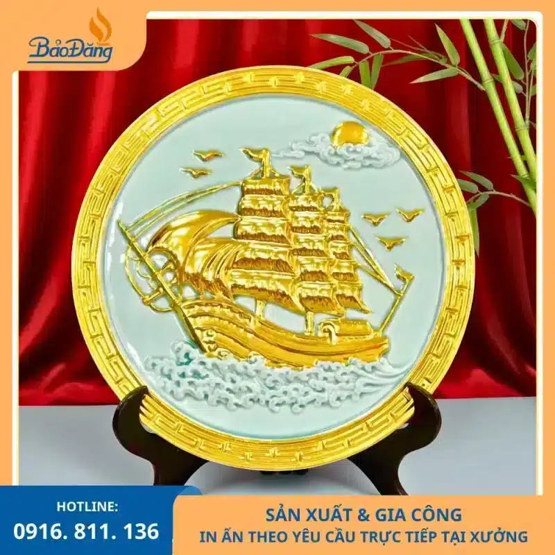 Đĩa trưng bày Thuận buồm xuôi gió dát vàng dùng làm quà tặng sự kiện