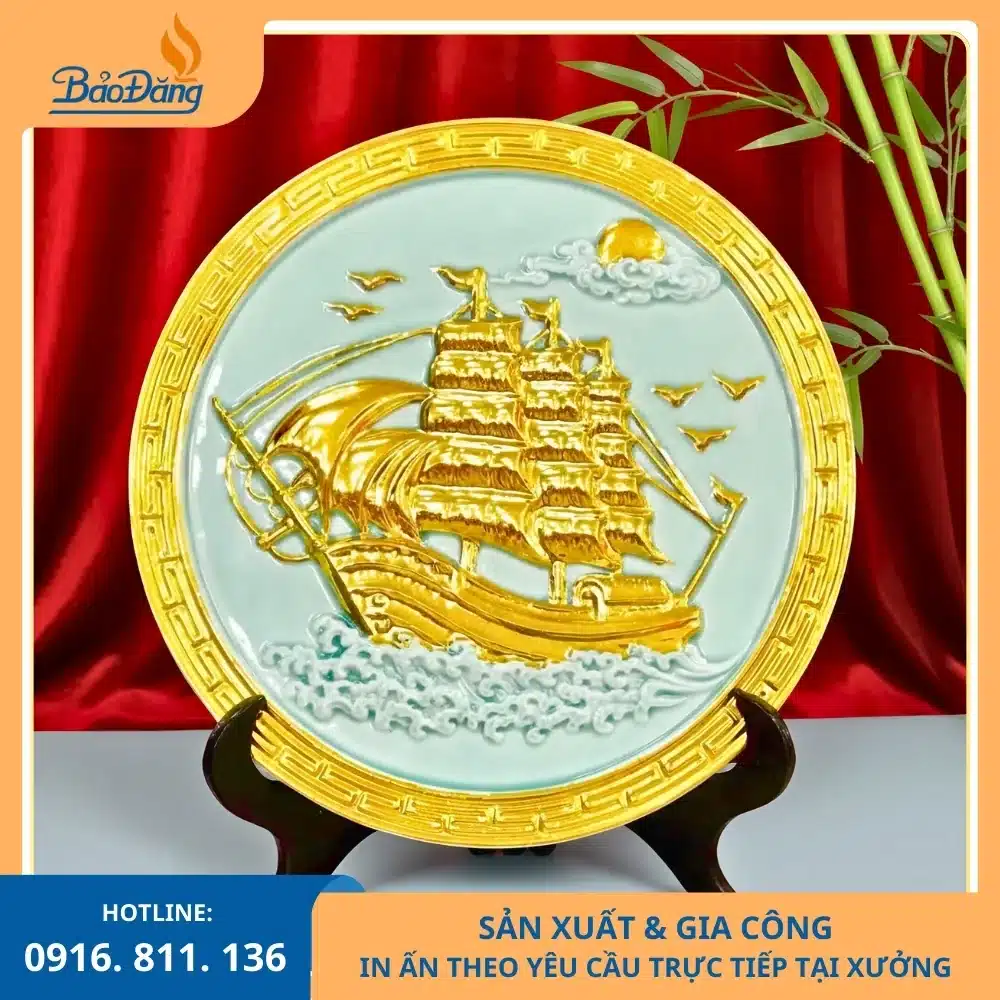 Đĩa trưng bày Thuận buồm xuôi gió dát vàng Đĩa trưng bày Thuận buồm xuôi gió dát vàng dùng làm quà tặng sự kiện