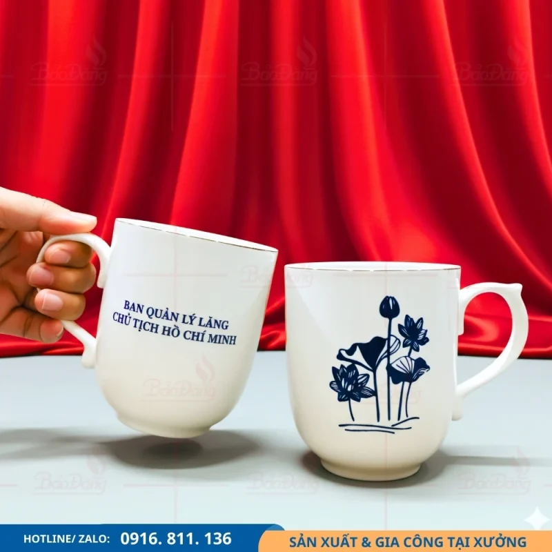 Ly cốc sứ hoa sen in logo dùng làm quà lưu niệm trang trọng