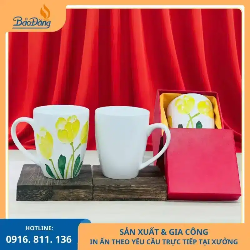 Ly sứ dáng vát họa tiết hoa