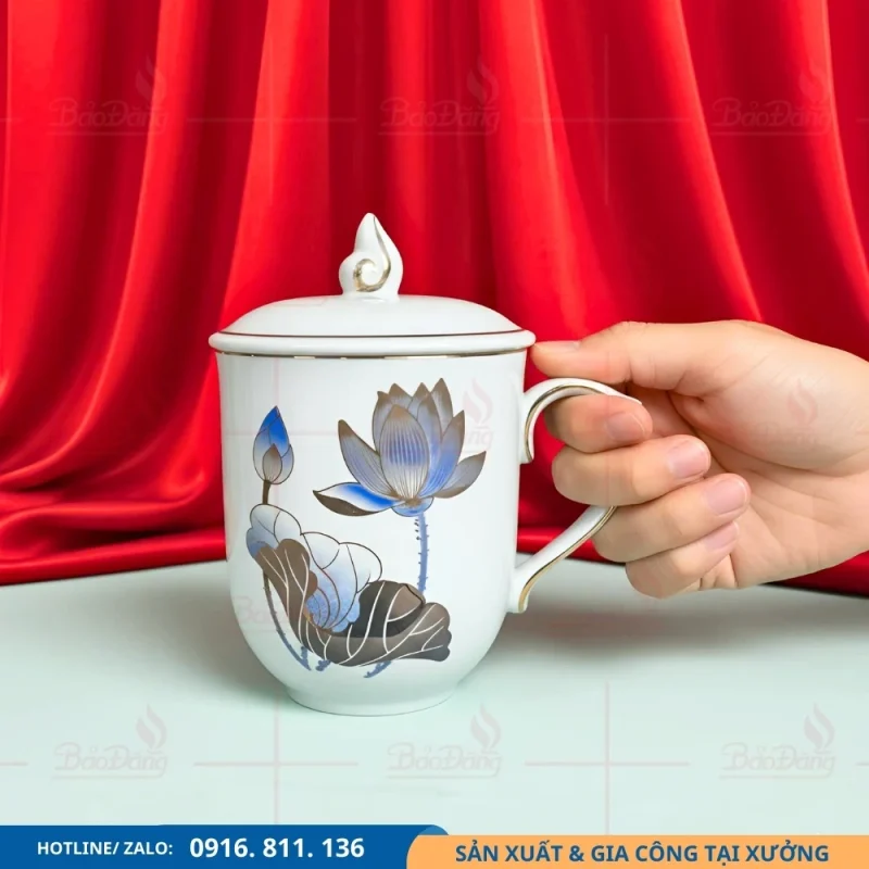 Ly sứ hoa sen làm quà tặng đại biểu Đại hội Đoàn