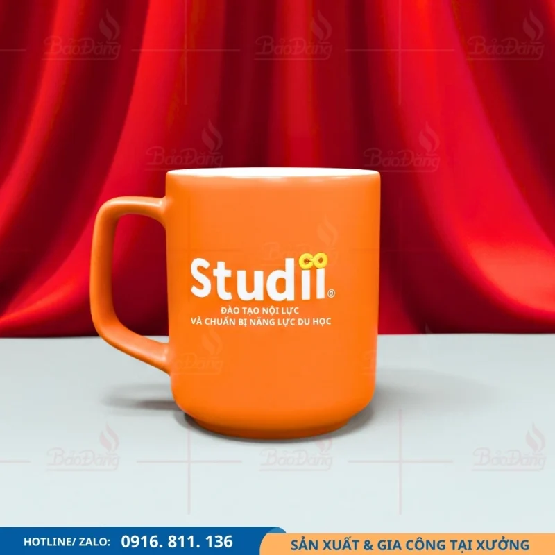 Ly sứ màu cam in logo trung tâm du học, dùng làm quà tặng