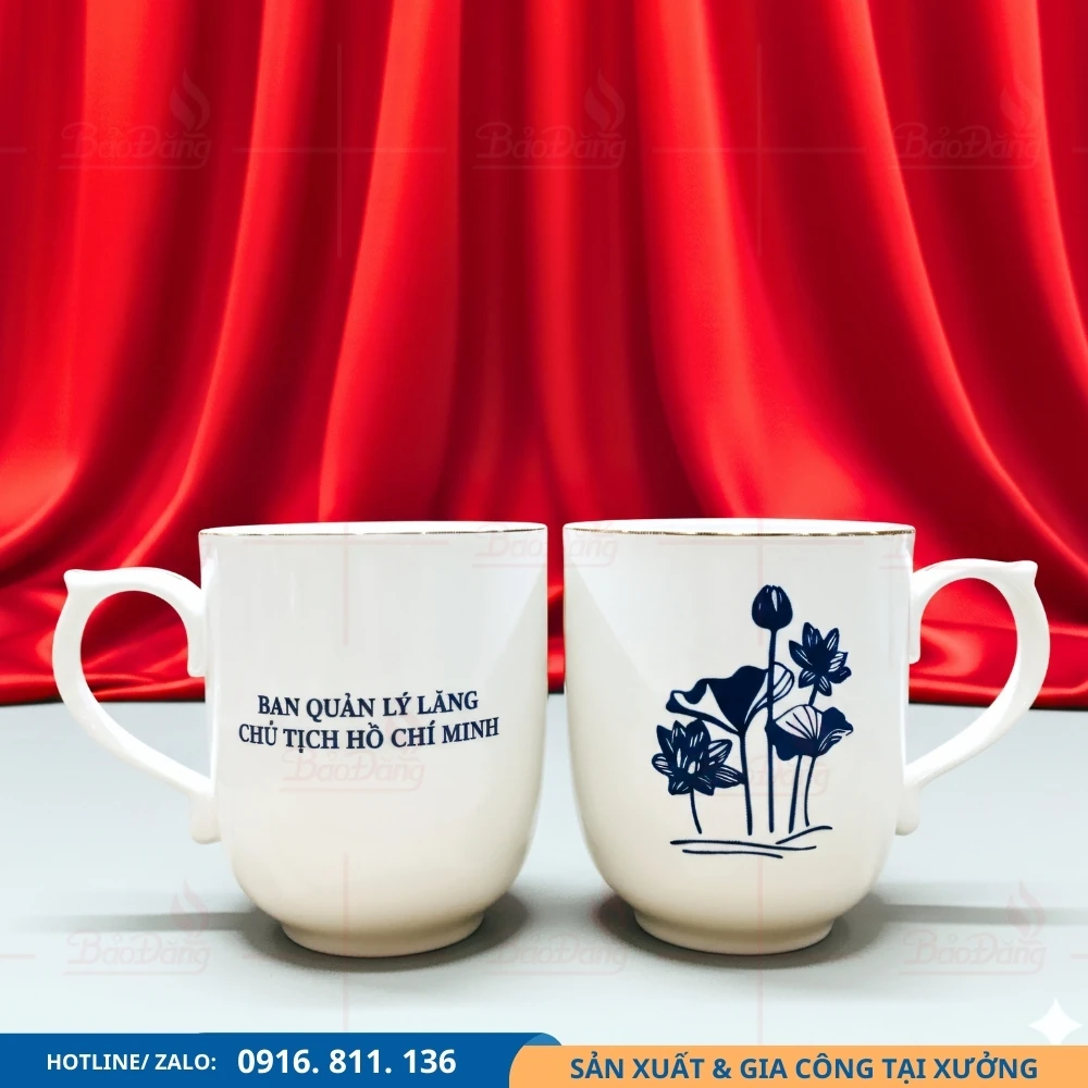 Cốc sứ hoa sen tặng đơn vị quản lý Lăng Cốc sứ hoa sen thiết kế trang nhã dùng trong chương trình của đơn vị