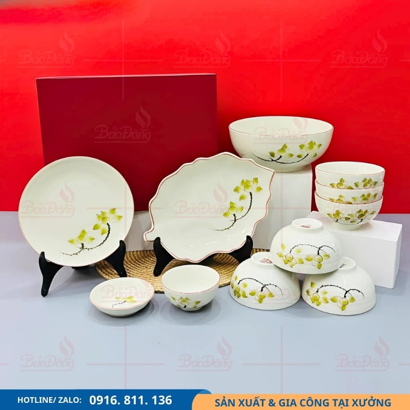 Bộ bát đĩa Bát Tràng họa tiết sen vàng Set bát đĩa sen vàng Bát Tràng, gốm sứ tinh tế.