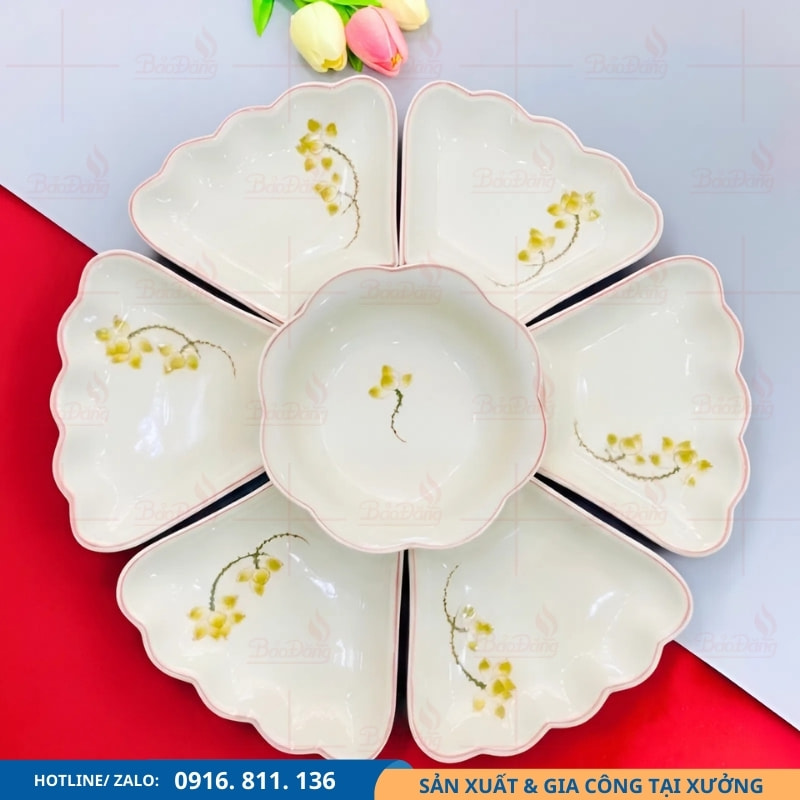 Set bát đĩa hoa mặt trời sen vàng thanh lịch Set bát đĩa họa tiết sen vàng thanh lịch.