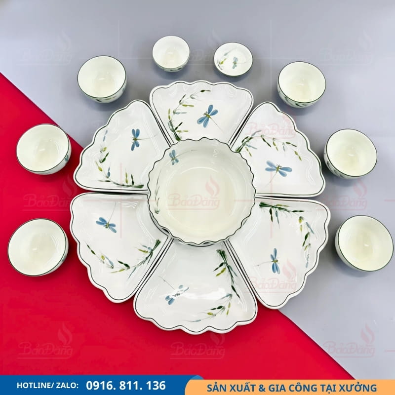 Set bát đĩa hoa mặt trời sen chuồn sang trọng Set bát đĩa sen chuồn hoa mặt trời sang trọng.